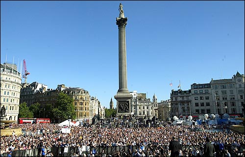 Crowds at the vigil in London's Trafalgar Square <font size=-2>(Source: BBC)</font>