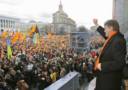 Ukraine's opposition presidential candidate Viktor Yushchenko addresses supporters during a rally in Kiev <font size=-2>(Source: Reuters)</font>