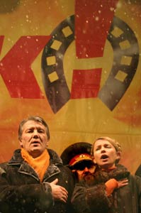 Ukrainian opposition leader Viktor Yushchenko (left) sings the national song during a rally held in Kiev. <font size=-2>(Source:Xinhua/AFP Photo)</font>