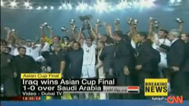 Jubilant Iraqi soccer team pose with Asia Cup <font face=Arial size=-2>(Source: CNN)</font>