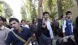 Tehran University students demonstrating and protesting against Ahmadinejad <font face=Arial size=-2>(Source: iht.com)</font>