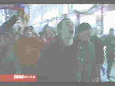 Crowds of young people spontaneously celebrate Putin's victory <font face=Arial size=-2>(Source: BBC)</font>