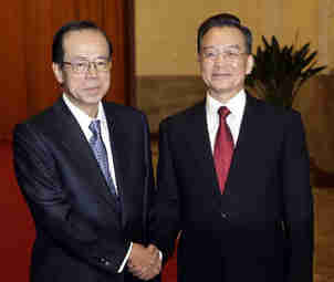 Japanese Prime Minister Yasuo Fukuda and Chinese Premier Wen Jiabao shaking hands in Beijing. Identical twins, separated at birth? <font face=Arial size=-2>(Source: Xinhua)</font>