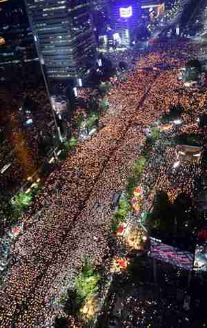 Hundreds of thousands of Koreans hold candlelight demonstrations in Seoul <font face=Arial size=-2>(Source: Seoul Times)</font>