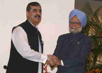 India's Prime Minister Manmohan Singh (R) and Pakistan's Prime Minister Yousaf Raza Gilani shake hands at SAARC meeting. <font face=Arial size=-2>(Source: VOA)</font>