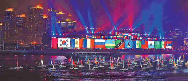 Ships decorated with flags of participating Expo countries and regions line up on the Huangpu River as the fireworks show opens. <font face=Arial size=-2>(Source: Xinhua)</font>