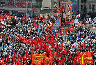 May Day parade in Istanbul, Turkey, organized by trade unions, and featuring songs and celebrations. <font size=-2>(Source: AFP)</font>