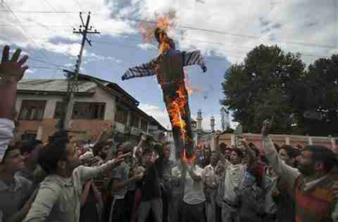 Obama burned in effigy by Kashmir protestors <font face=Arial size=-2>(Source: VOA)</font>