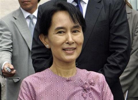 Opposition leader Aung San Suu Kyi, daughter of Burma independence war hero Aung San (VOA)