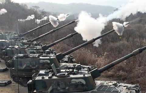 S. Korea's K-9 self-propelled guns firing live rounds on Thursday (Chosun)