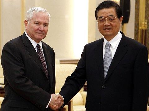 Robert Gates and Hu Jintao on Tuesday (VOA)