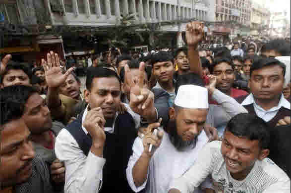 Investors riot and block roads in front of Dhaka Stock Exchange (Reuters)