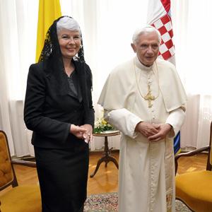 Croatian Prime Minister Jadranka Kosor meets with Pope Benedict XVI in Zagreb, Croatia, June 4, 2011 (AP)