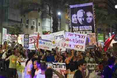 Israeli activists rally in Tel Aviv against rising property prices on 30-Jul (Reuters)