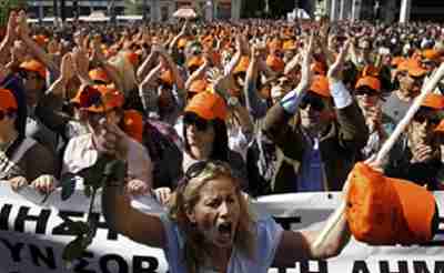 Rioters in Athens on Wednesday (Kathimerini)