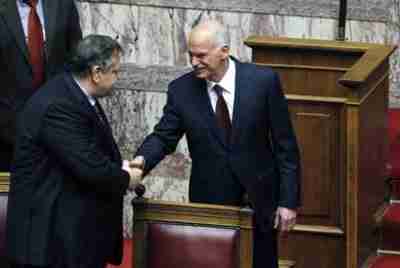 Papandreou shakes hands with Venizelos after winning the confidence vote