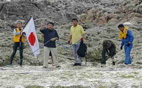 Members of Japanese nationalist group land on Senkaku island and plant flag on Sunday morning (Kyodo)