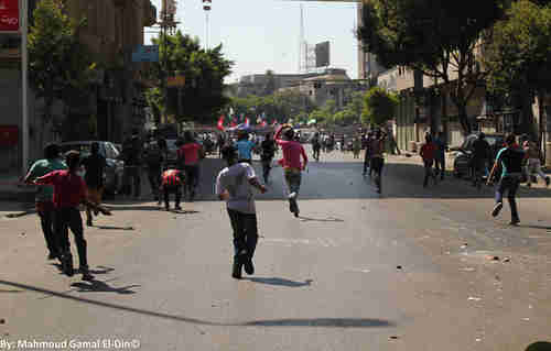 Stone-throwing clashes break out between Morsi's supporters and opponents in Tahrir Square