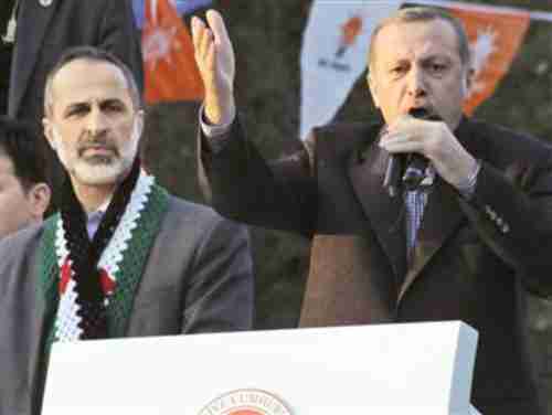 Erdogan (R) introduces Syrian opposition leader on Sunday (DHA)