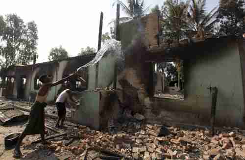 Muslims pour water on burning mosque in Okkan, Burma (VOA)