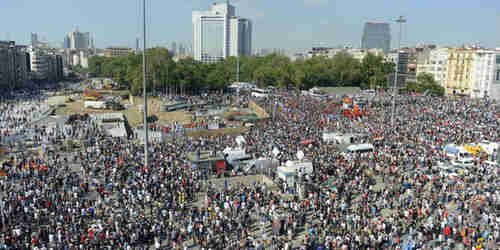 Thousands of protesters occupy Gezi Park in Istanbul (Zaman)