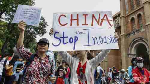 Anti-Chinese protesters in Vietnam in 2014 (AFP)