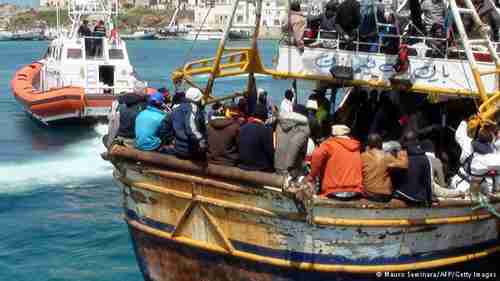 Boat with migrants fleeing from Libya (DW)