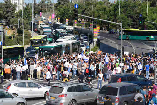 Far-right Israeli protesters block intersection in Jerusalem, shouting 'Death to Arabs'