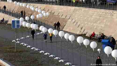 7000 illuminated balloons retrace the path of the Berlin Wall (DW)