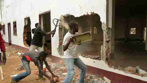 File photo, 10-Dec-2013: A Christian mob attacks a mosque in Bangui (AP)