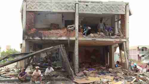 Men dig through rubble at residential compound struck by Saudi warplanes last month (HRW)