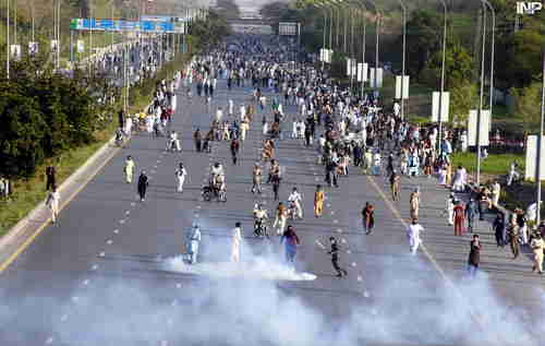 Mobs of protestors move towards capital, wearing masks to protect themselves from the tear gas. (INP)