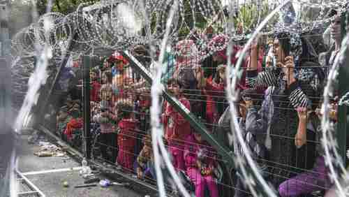 Refugees at Hungary's border with Serbia, 16-Sept-2015 (AFP)