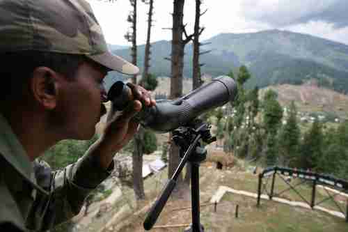 Indian army soldier on guard in Kashmir (Getty)