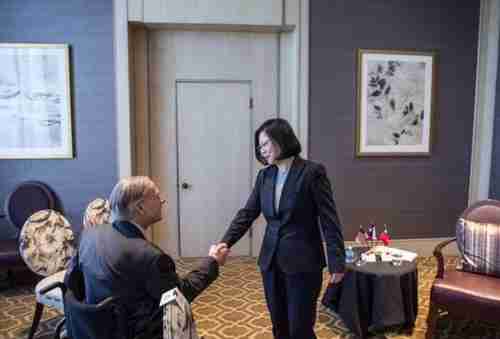 Tsai Ing-wen (standing) meets with Texas Governor Greg Abbott on Sunday