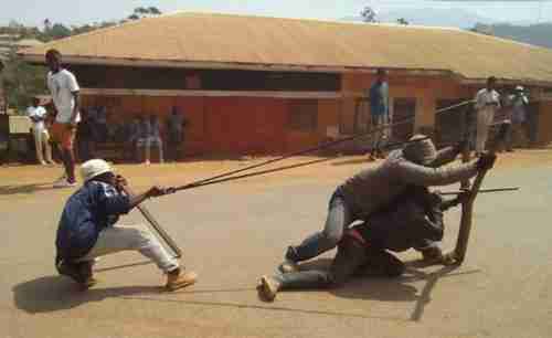 During protests earlier this year, Anglophone protesters used catapults against police in Bamenda, Cameroon (RFI)