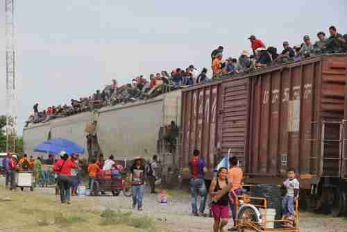 Migrants board 'La Bestia' (The Beast) in southern Mexico to travel to the US border.  (AP, 2014)