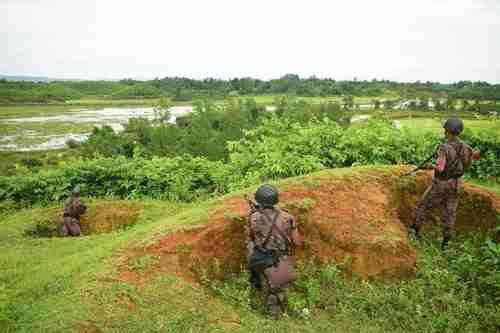 Bangladesh border guards at the border between Myanmar and Bangladesh, to prevent Rohingyas from crossing.  There are already 400,000 Rohingya refugees in Bangladesh. (AFP)