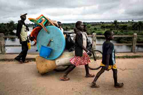 A family flees violence in Kasai province in Democratic Republic of Congo (UNHCR)