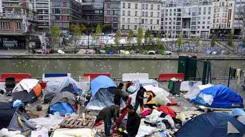 Migrants set up temporary shelter tents near the Canal Saint-Martin, Jaures and Stalingrad metro stations in northern Paris (Yeni Safak)