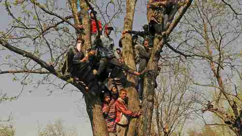 Kashmiri villagers during a funeral at Shopian, South Kashmir, during the anti-Indian protests (Hindustan Times)