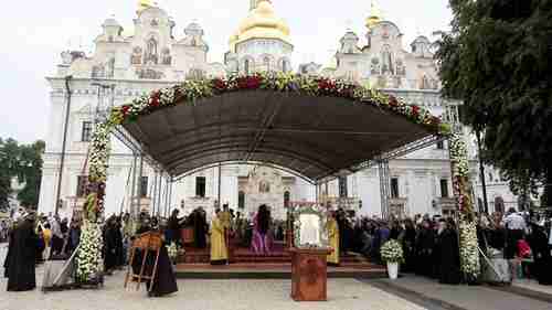 The Pechersk Lavra church in Kiev must now change its allegiance from Moscow to Kiev.  There are fears that this struggle will lead to violence.  (Sputnik)