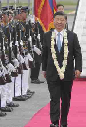 Xi Jinping arrives in Manila on Tuesday and receives military honors.  (Manila Times)