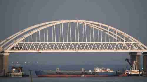 Russia on November 25 blockaded the Sea of Azov with a tanker underneath the Kerch Strait bridge (AP)